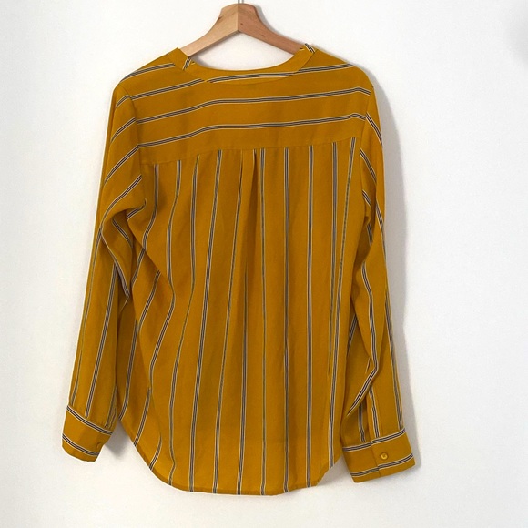 Classy Express Blouse - Picture 2 of 3